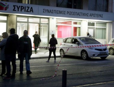 Τις 35 έφτασαν οι προσαγωγές για την επίθεση με βόμβα μολότοφ στα γραφεία του ΣΥΡΙΖΑ